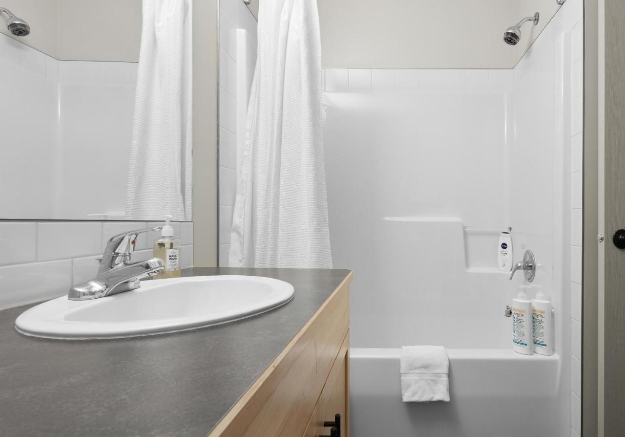 Newly Renovated Grizzly Lodge, Spacious 3Br 2Ba With Open Pool, Hot Tub Canmore Exterior foto