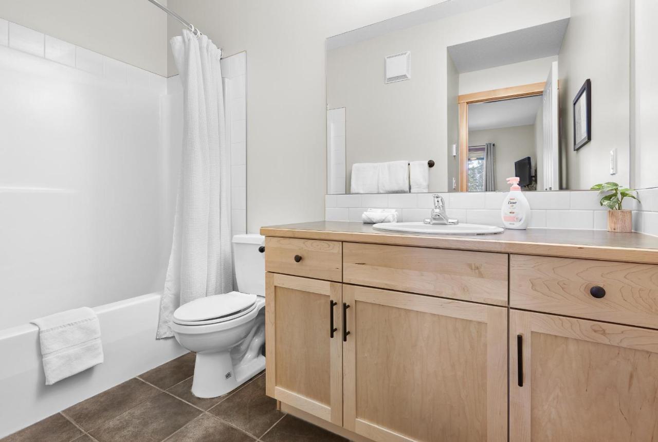 Newly Renovated Grizzly Lodge, Spacious 3Br 2Ba With Open Pool, Hot Tub Canmore Exterior foto